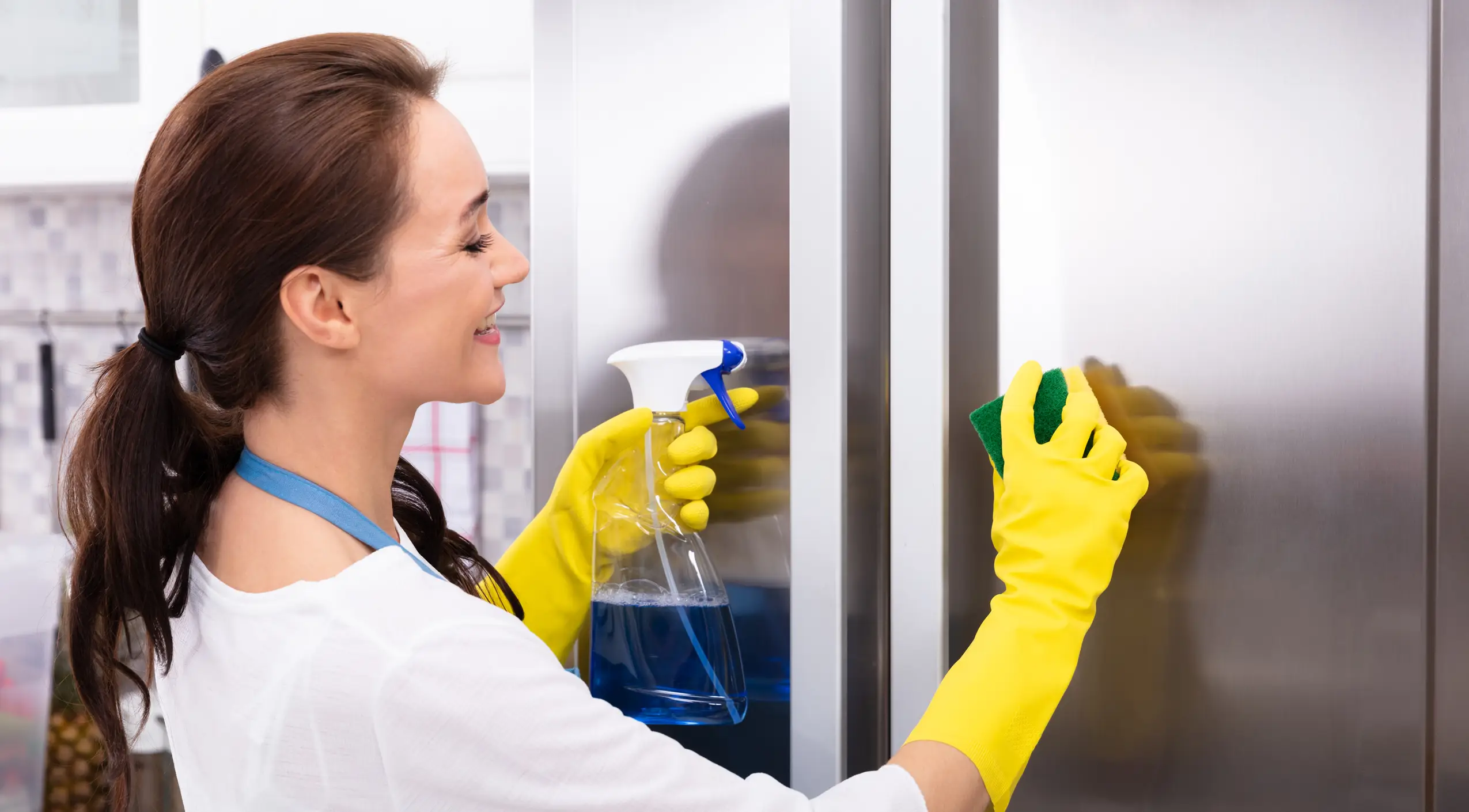 Operatrice sorridente di Siegel Service durante pulizia professionale a Bari con spray specifici. Impresa di pulizie Bari specializzata in sanificazione aziendali, con prodotti certificati. Servizi di pulizia professionale che garantiscono igiene e superfici perfettamente disinfettate.