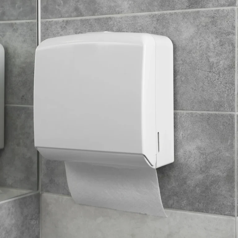 Dispenser asciugamani professionale in bagno aziendale pulito e sanificato dai servizi di Siegel Service a Bari per massima igiene e sicurezza. Impresa di pulizie Bari specializzata in pulizia e sanificazione bagni aziendali, uffici e spazi commerciali con rifornimento accessori igienici incluso. Servizi completi per bagni aziendali che garantiscono igienizzazione accurata di sanitari, piastrelle e fornitura continua di prodotti per l'igiene delle mani.