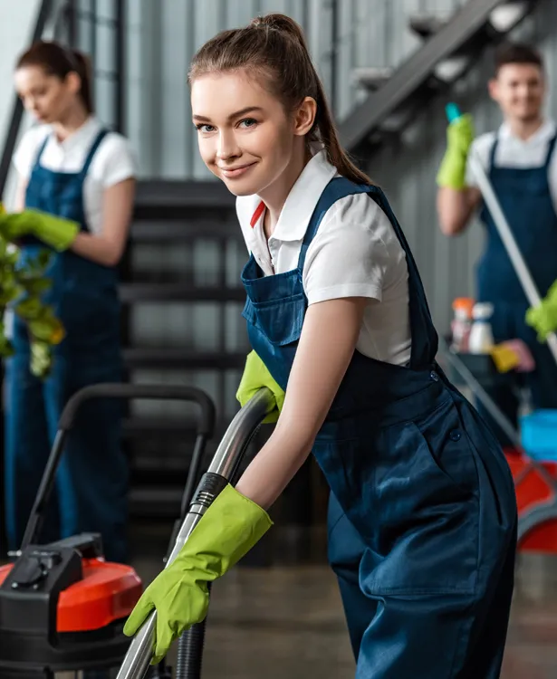 Operatrice sorridente di Siegel Service in primo piano durante servizi di pulizie professionali a Bari con team qualificato. Impresa di pulizie Bari con personale esperto in divisa per garantire cordialità e professionalità nei servizi aziendali. Volto amichevole del team che unisce competenza tecnica e approccio umano per pulizie uffici impeccabili.