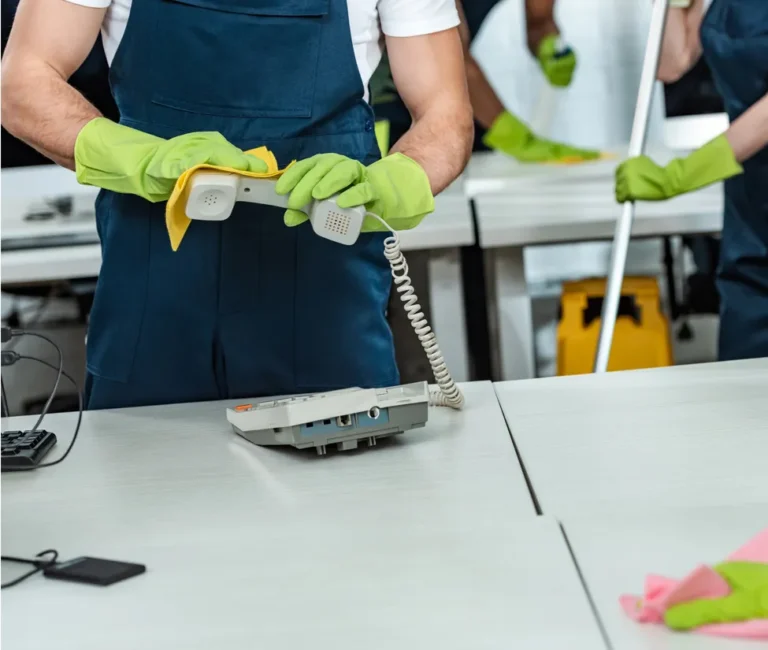 Operatore qualificato di Siegel Service durante sanificazione telefoni e apparecchiature ufficio a Bari con prodotti professionali. Impresa di pulizie Bari specializzata in igienizzazione dettagliata di dispositivi elettronici e postazioni di lavoro aziendali. Servizio di pulizia professionale per uffici con attenzione alla disinfezione di ogni superficie e strumentazione tecnica.