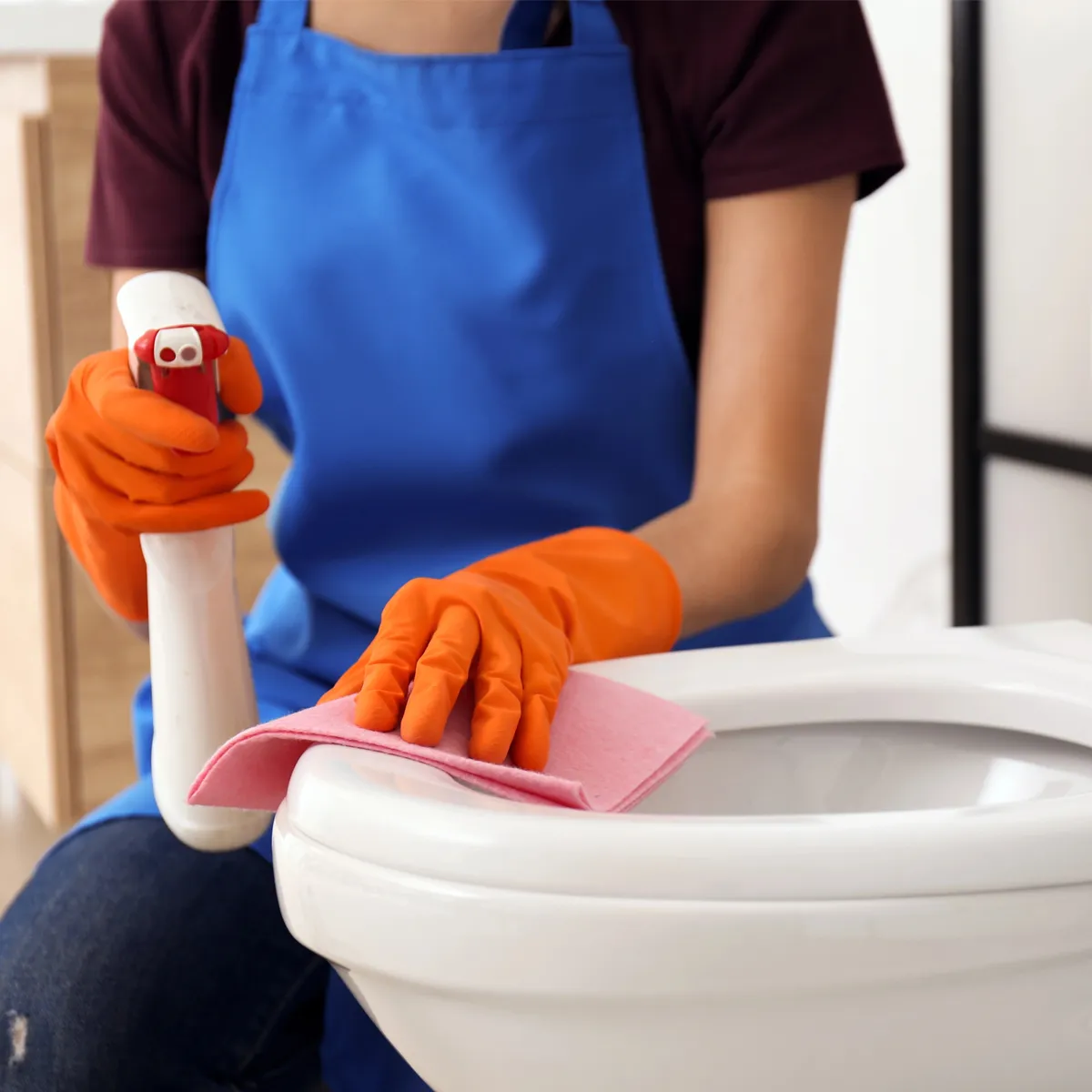 Operatrice qualificata con guanti protettivi durante sanificazione professionale WC e sanitari a Bari con spray disinfettante e panni specifici. Impresa di pulizie Bari specializzata in igienizzazione completa bagni aziendali, uffici e spazi commerciali per massima igiene e sicurezza sanitaria. Pulizia sanitari accurata che garantisce disinfezione profonda di ogni superficie con prodotti certificati e protocolli di sicurezza per ambienti perfettamente igienizzati.