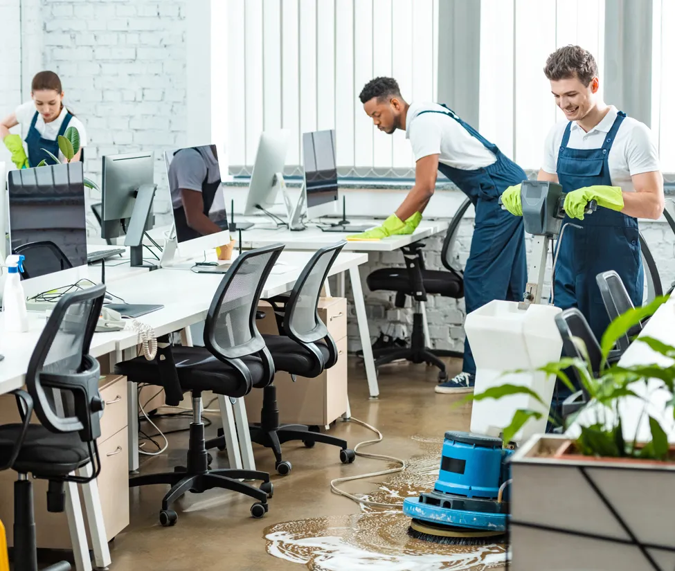 Squadra specializzata di Siegel Service durante pulizie aziendali complete a Bari con lavasciuga professionale e attrezzature moderne. Impresa di pulizie Bari per uffici che garantisce sanificazione di scrivanie, sedie e pavimenti con personale qualificato. Servizi professionali di pulizia per ambienti di lavoro moderni con tecnologie avanzate e prodotti eco-compatibili.